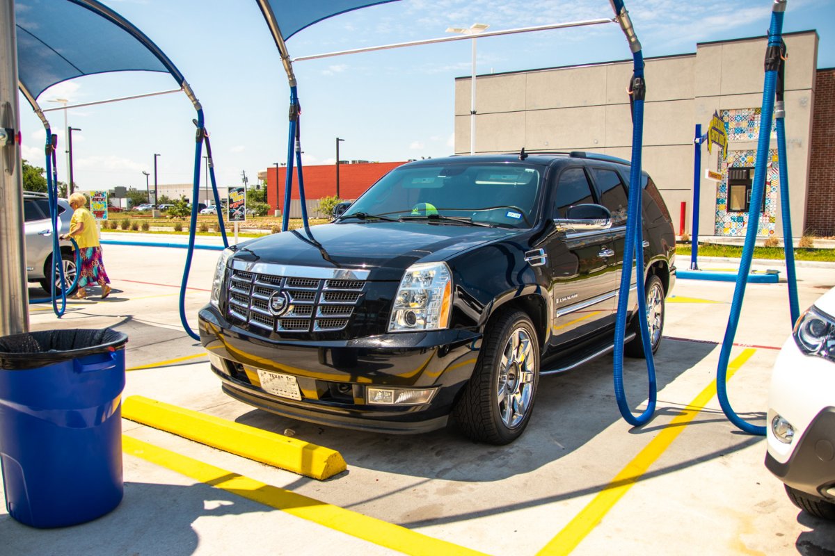 Don't roll up for your Valentine's date-night with a dirty car -- cleanliness makes the best first impression! 😍 #zoomcarwash #GoZoom #carwash #detailing #autodetailing #detailerofinstagram #sofreshandsoclean #carwashday #lovemycar #carlove #houston #webstertx