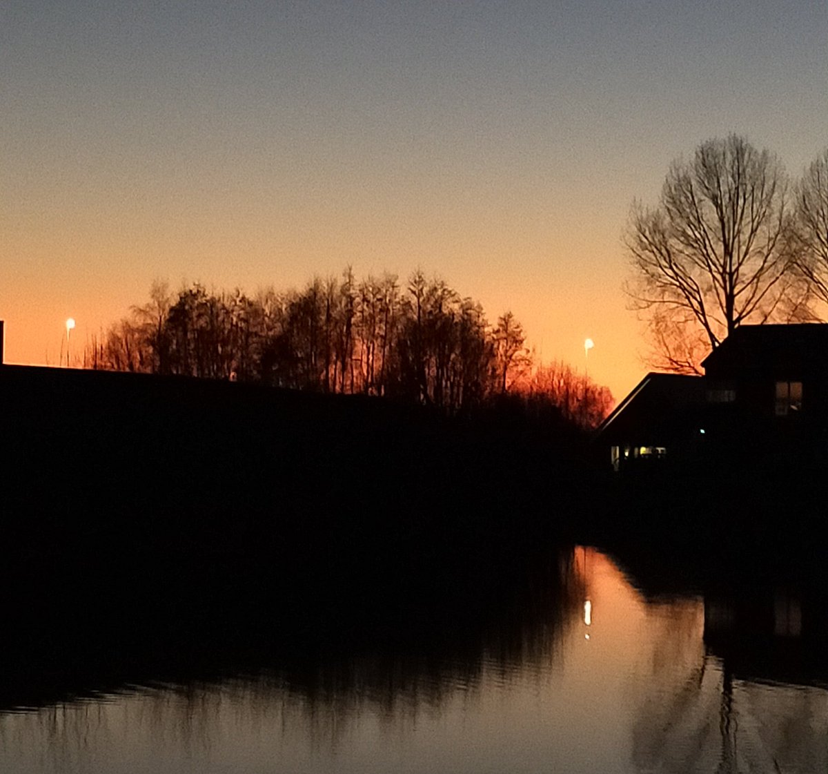 Dwitteraar's tweet photo. Ik zat fluitend, neuriënd en klappend in de handen op de fiets terug van werk naar huis. De vogels staken me aan, met hun muzikale gezang.
Love it 💖
#zonsondergang #mooiedag #goededag #teampositief
#werkwoon https://t.co/rSewMEPyJo