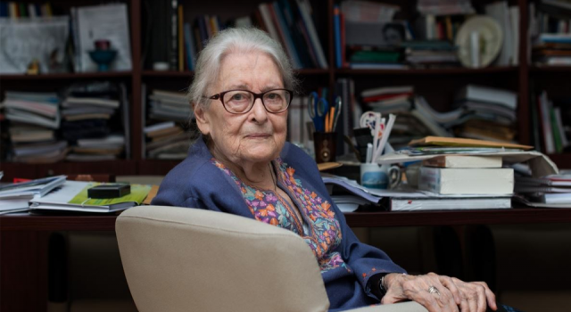 Bağımsız yargılarda bulunmak pek az kişinin ayrıcalığıdır. Diğerlerini otorite ve örnek yönetir. Başkasının gözüyle görürler, başkasının kulağıyla dinlerler.
- İoanna Kuçuradi