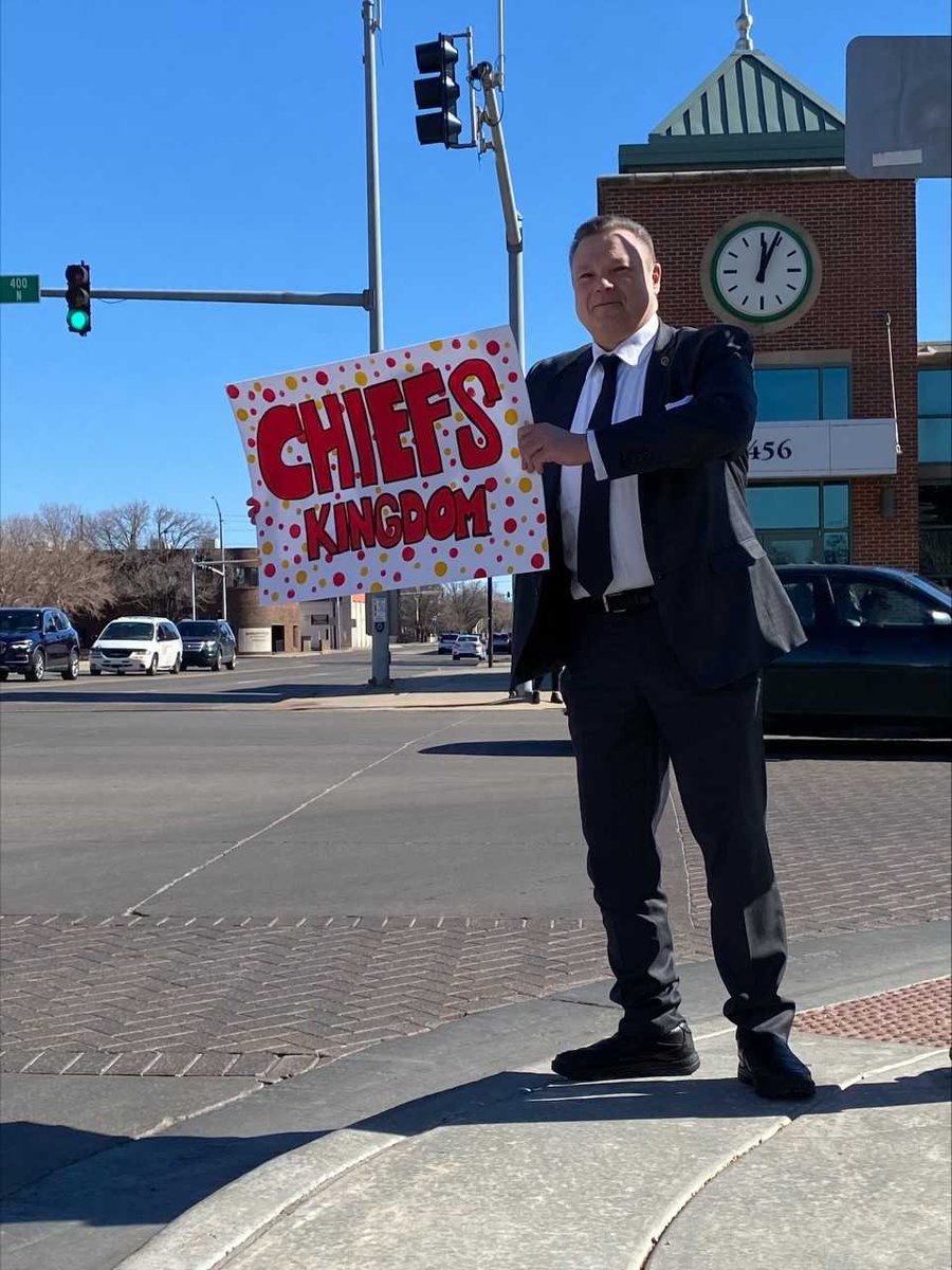 PilarPedrazaTV's tweet photo. Super Bowl bets coming due! #Eagles fan/new @WichitaPolice Chief Joe Sullivan paying up on what he owes #Chiefs fan/@SGCountySheriff Jeff Easter after the Chiefs claimed the crown. Welcome to #ChiefsKingdom, Chief Sullivan! #kakenews #superbowl2023 #ChiefsNation #payingup https://t.co/Z2An42vtQ3