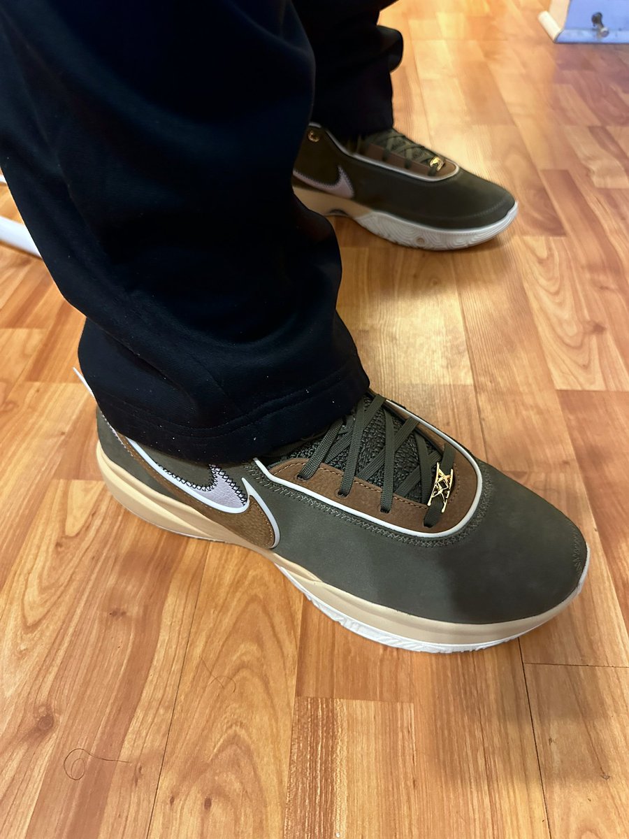 DaryleLSmith's tweet photo. Day of Serving
Dope Drip
#Lebron20
#YankeeFit
#NikeElite #Sole2Soul @uncle_rjs
@Tyreatt @ahmiryoung
@FrshPhade
@KidFromTheX @CallMeCoachVP @LiCkMyJs @TheDon8708 @LexxDaTurtle @mdeeeeee_ @MagMr44 @CoachWes03 @ALilBitOfEryn @IngloriousGUIDO
@kp0pkicks @rjolli007 @Just_JeNiNE_ https://t.co/ckoslbYZML