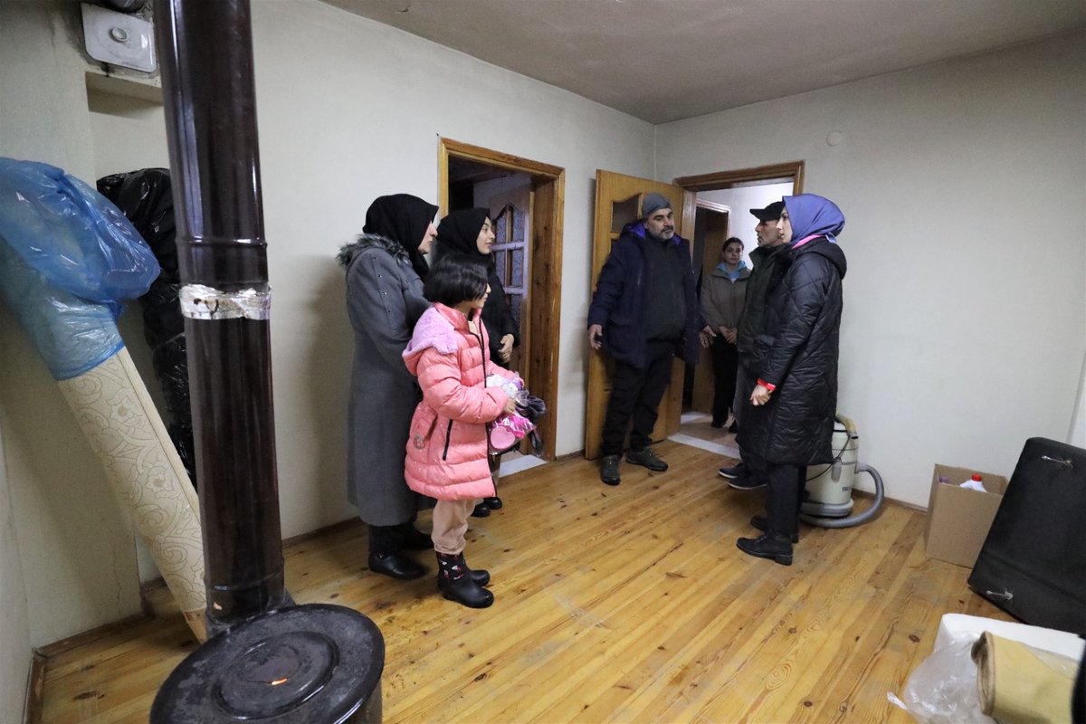 mehmetyasinozlu's tweet photo. Deprem bölgesinden ilçemize gelen ailelerimizi ziyaret ederek kendilerini dinliyor, ihtiyaçlarını not alarak  ivedilikle gideriyoruz.

#Gönüldenİşler
#TürkiyeTekYürek https://t.co/ZO4cLkLfxN