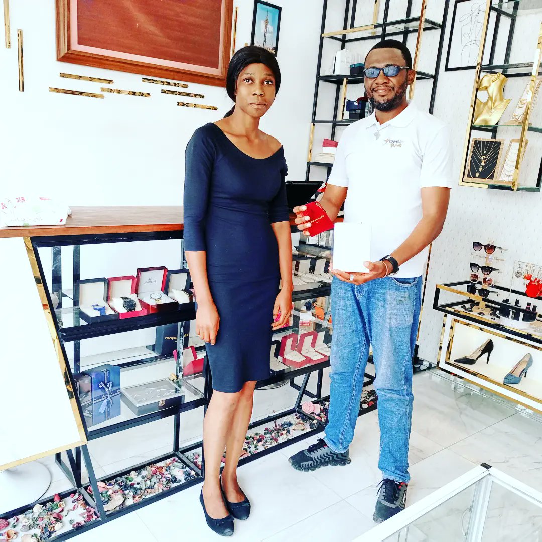 KakelMbumb's tweet photo. Ces bijoutiers ร #Kinshasa prรชt ร vous sublimer encore plus. Consommer local encourage l'entrepreneuriat et la crรฉation d'emplois. #Mayam #Halisi est votre point de rendez-vous, avenue de la paix, Gombe. @Entreprreneur @femmeactuelle @MinEPME_CD @PmeFec @RdcOpec @benjimk https://t.co/x3hj17qILR