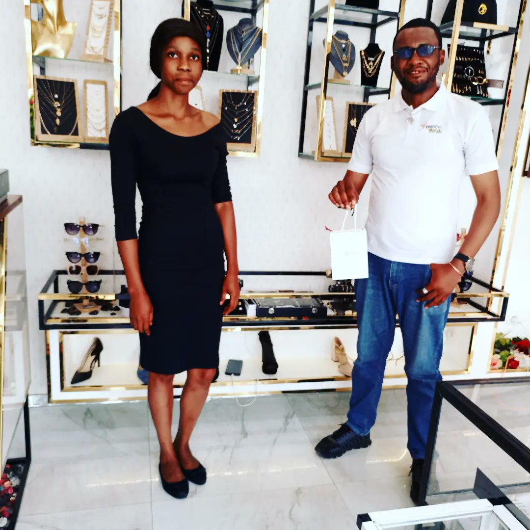 KakelMbumb's tweet photo. Ces bijoutiers ร #Kinshasa prรชt ร vous sublimer encore plus. Consommer local encourage l'entrepreneuriat et la crรฉation d'emplois. #Mayam #Halisi est votre point de rendez-vous, avenue de la paix, Gombe. @Entreprreneur @femmeactuelle @MinEPME_CD @PmeFec @RdcOpec @benjimk https://t.co/x3hj17qILR