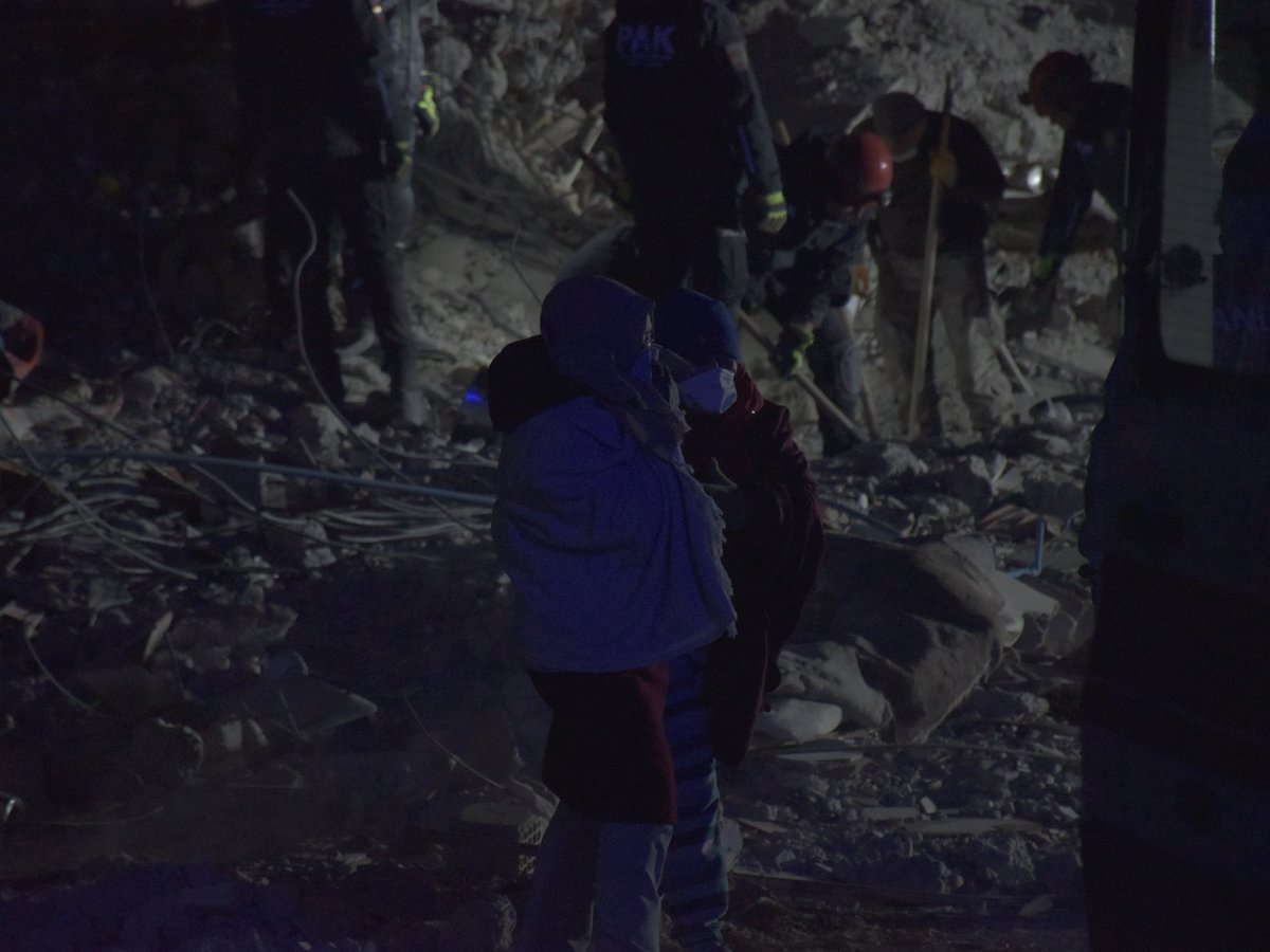 amontrar's tweet photo. A #Osmaniye les tasques de rescat van finalitzar fa tres dies, actualment ja només hi queden les excavadores i els equips d'emergència que retiren els cossos de sota la runa.

#Deprem https://t.co/7zMaOCBCHG
