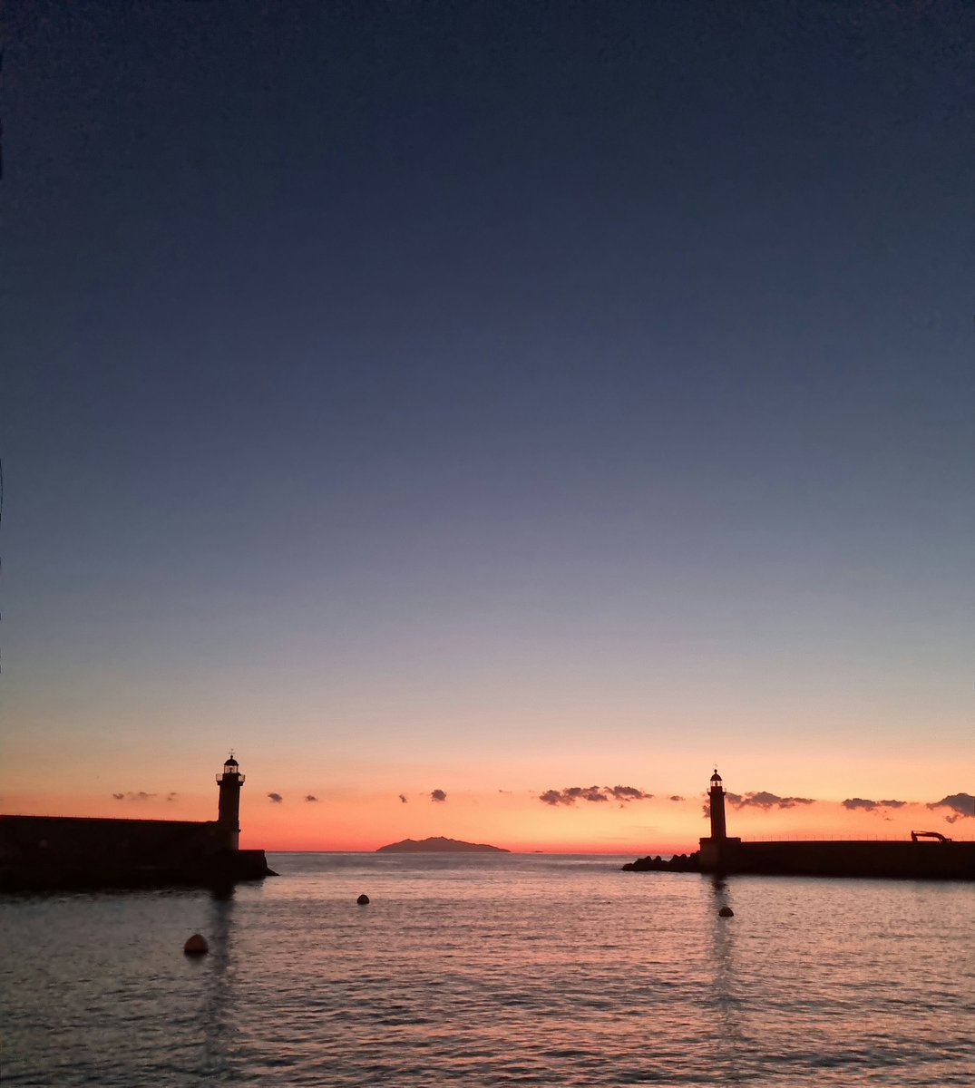 C'était ce matin, une aube Bastiaise de toute beauté, une mer d'huile et une vue lumineuse sur Elbe.
#Corsica d'incantu.