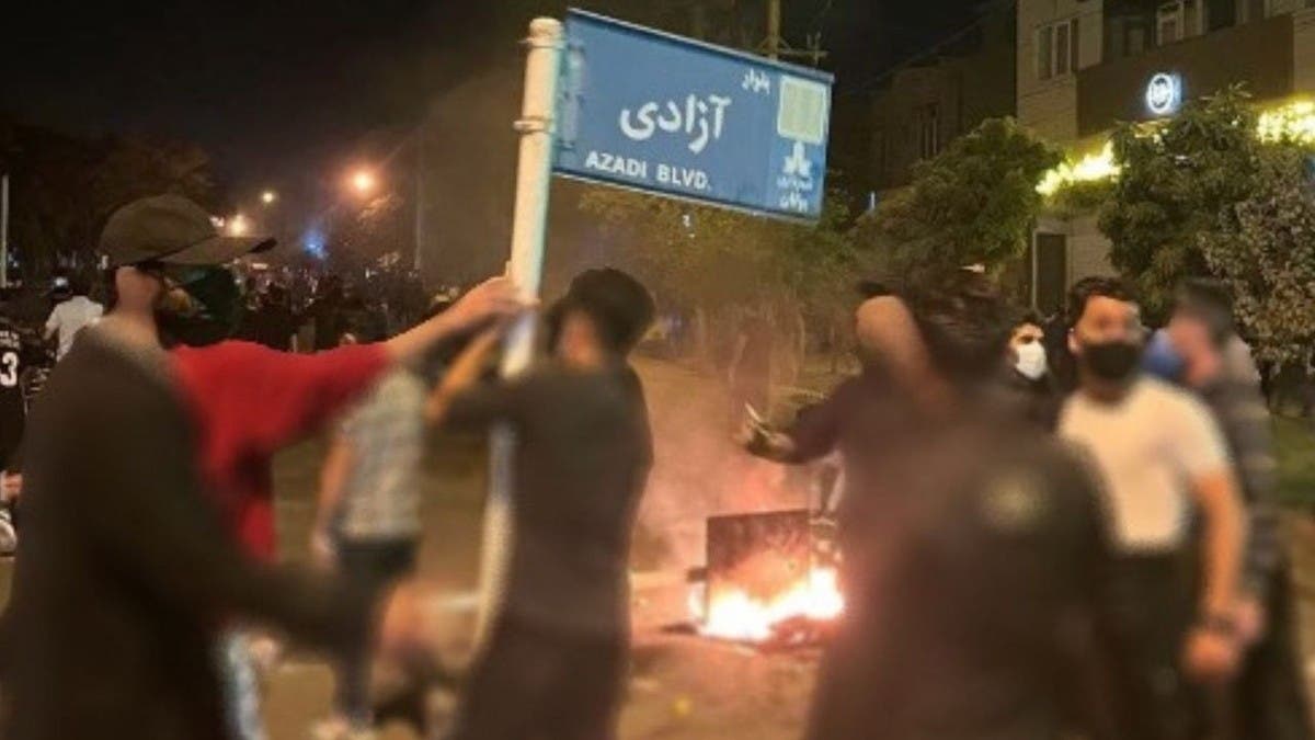 مگه میشه علی کریمی از فراخوانی حمایت کنه و اون فراخوان نگیره؟
آماده شید که قراره ۲۷ بهمن بازم از این صحنه ها رقم بزنیم
#مهسا_امینی
#فراخوان_۲۷_بهمن
#WalkoutIRI