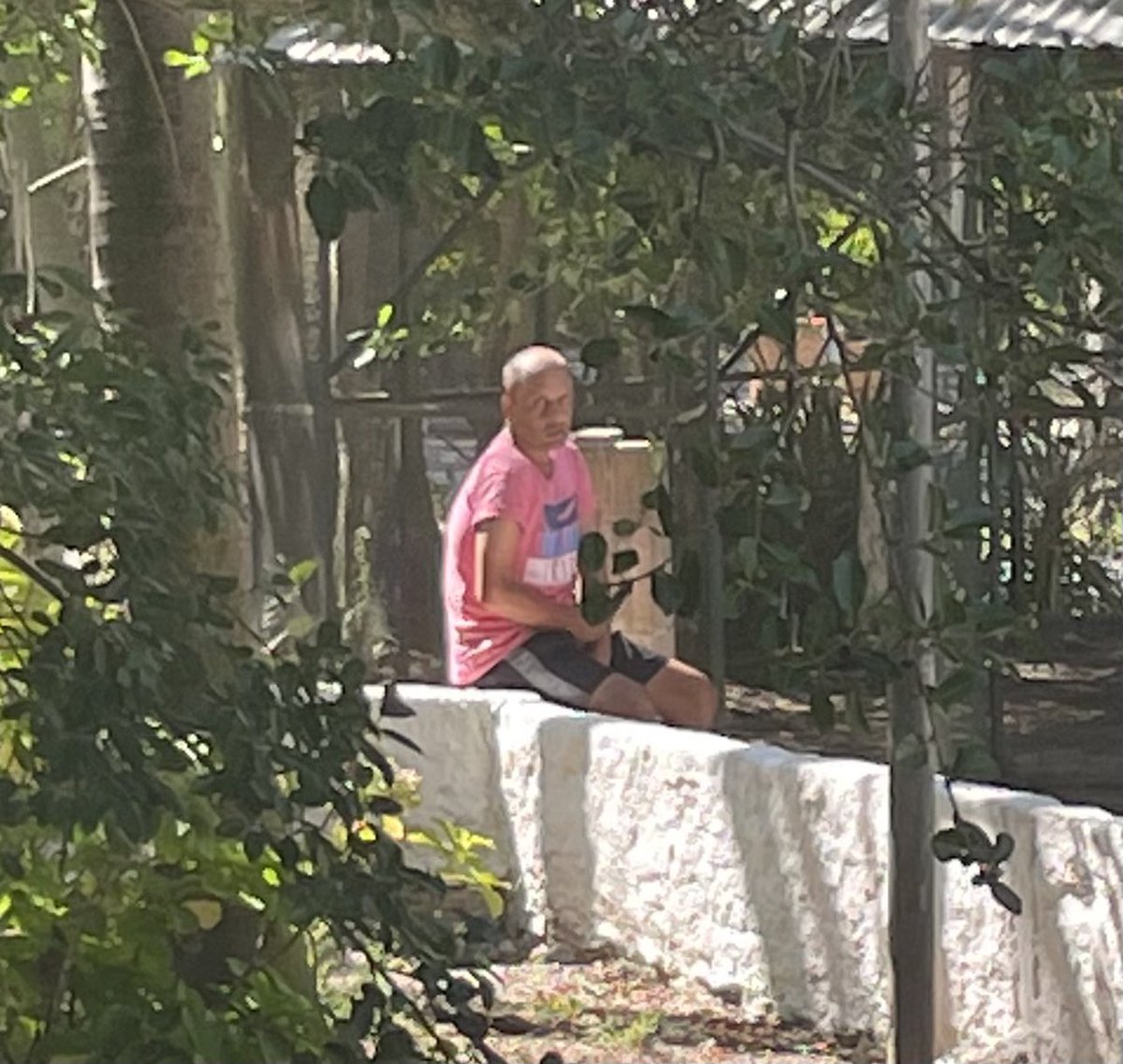 ThanksLexa's tweet photo. gurias se cuidem, esse cara tá assediando as mulheres na rua e hoje começou a bater uma no meio da praça https://t.co/FkbcIoxrgi