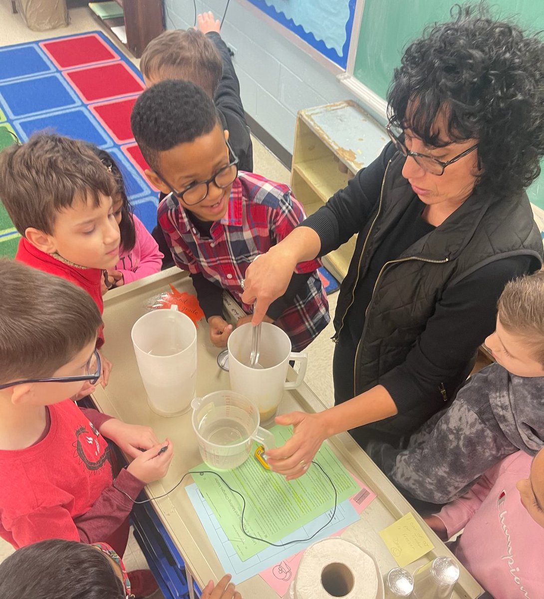 CommackSchools's tweet photo. WP scientists learning about the #StatesofMatter through hands-on experiments in the lab this week! #WoodPark #Science #CommackSchool https://t.co/C8hQlrBaT0