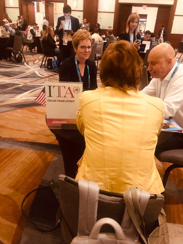 ItalyinMIA's tweet photo. Consul General Musillo visited the @ITAtradeagency exhibit at the @kidscreen Summit and met with the delegation of ๐ฎ๐น companies that lead the international space of animation and entertainment for children and families. Complimenti!๐
#beQentertainment #CartoonItalia @RaiPlay https://t.co/tkGkBNlPen