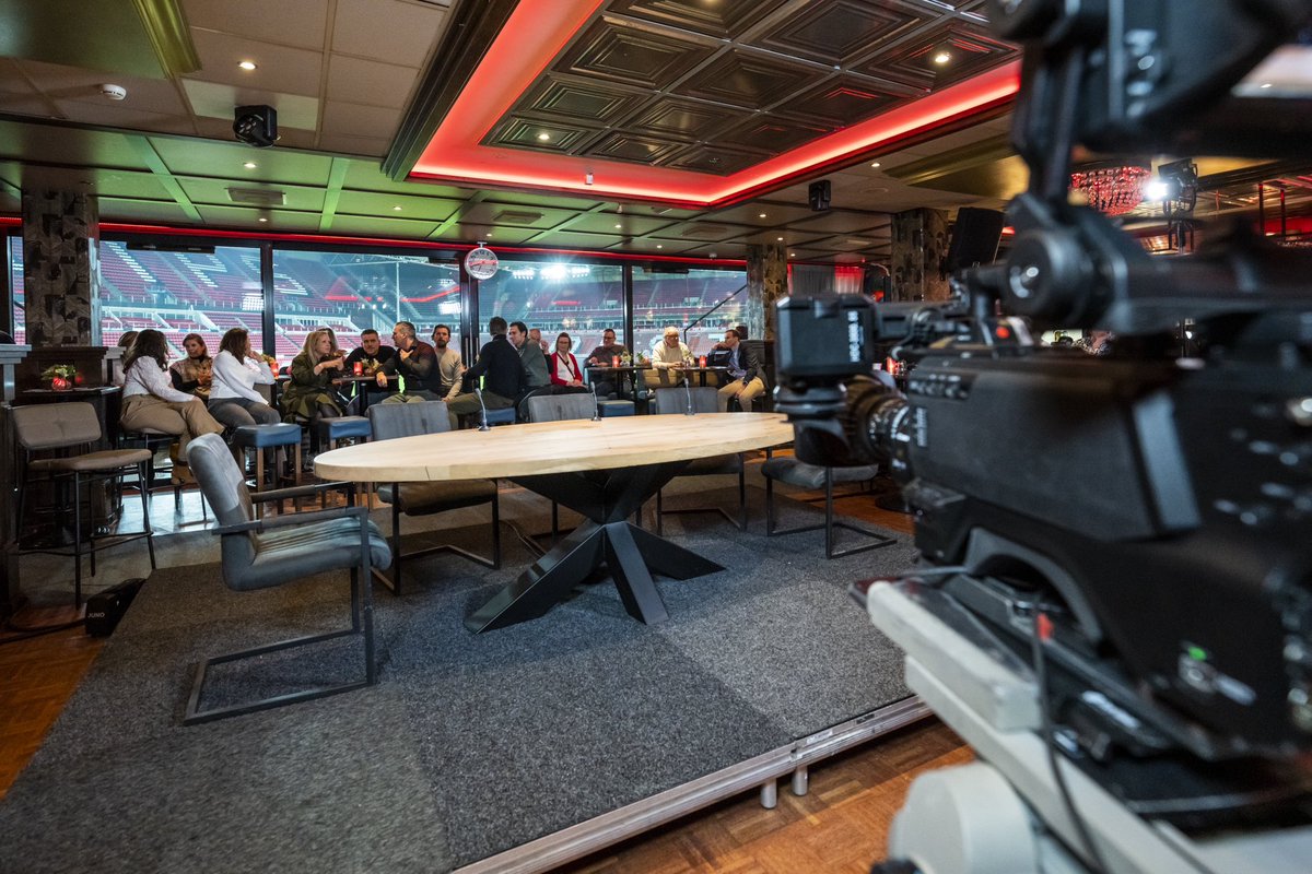 PSV's tweet photo. Bloedverwanten voor @thijsslegers ♥️
Zo meteen op @ESPNnl 1. https://t.co/h9XKVJEV4e