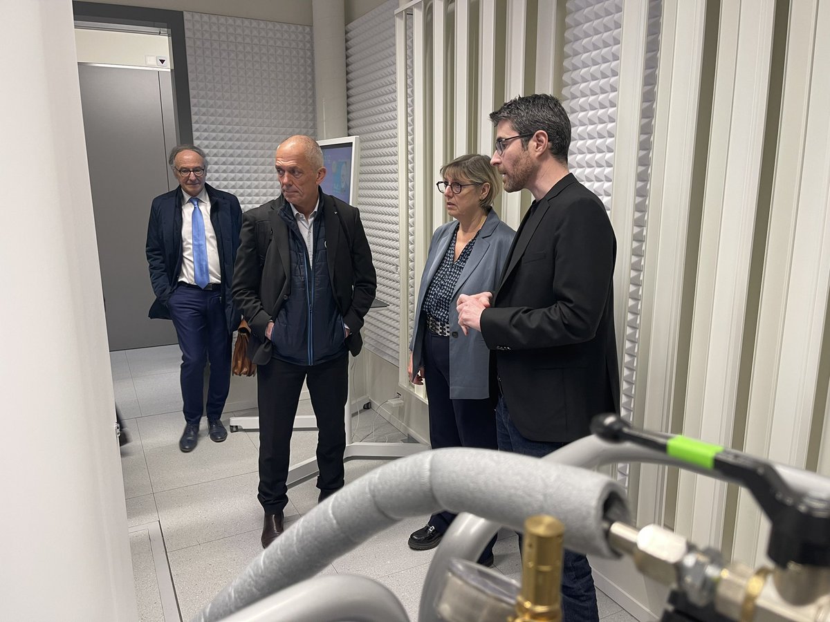 sretailleau's tweet photo. Avec @FlueckigerYves et Hugo Duminil-Copin, j’ai pu rencontrer les équipes de recherche fondamentale et de technologie avancée de @UNIGEnews.

La coopération entre nos établissements, dont @UGrenobleAlpes, est l’un des facteurs de leur rayonnement. https://t.co/aCb6AIv2BL