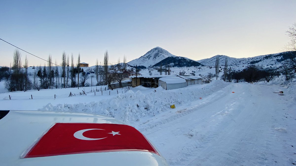 Arkadaşlar #BayrakAsTürkiye çalışmasını başlatıyoruz. Lütfen balkonunuza, işyerinize, arabanıza, sosyal medyanıza Şanlı bayrağımızı asın. Gün dayanışma günüdür, Gün kenetlenme günüdür, günlük birlik beraberlik günüdür. 🇹🇷🇹🇷🇹🇷