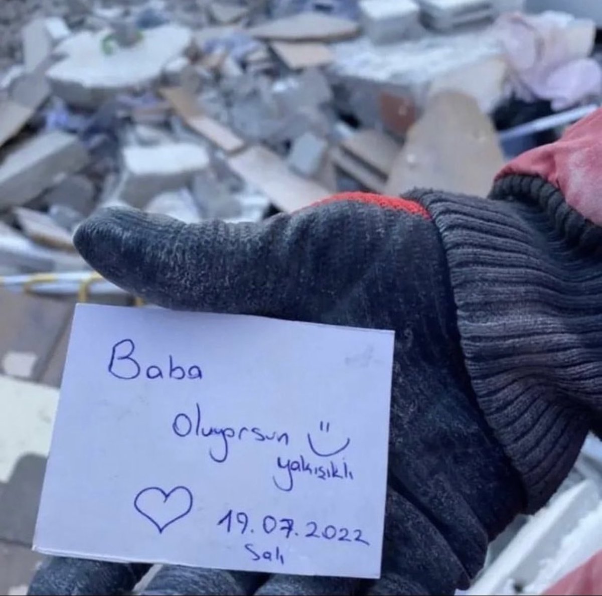 jemappellelala's tweet photo. среди завалов нашли записку: «ты станешь папой, симпатяга»💔💔💔 https://t.co/zYxJK5tJVQ