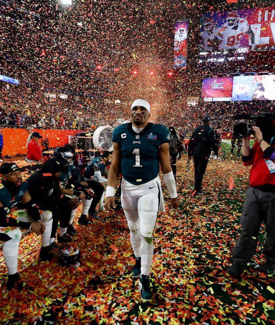 JClarkNBCS's tweet photo. Jalen Hurts had 374 total yards of the Eagles 417 yards 

Jalen Hurts had 4 total TDs 

Eagles offense scored 35 points

First time a team has scored 35+ points in the Super Bowl and lost

First time a player had 4 total TDs in the Super Bowl and lost https://t.co/pa62ZeKeNT