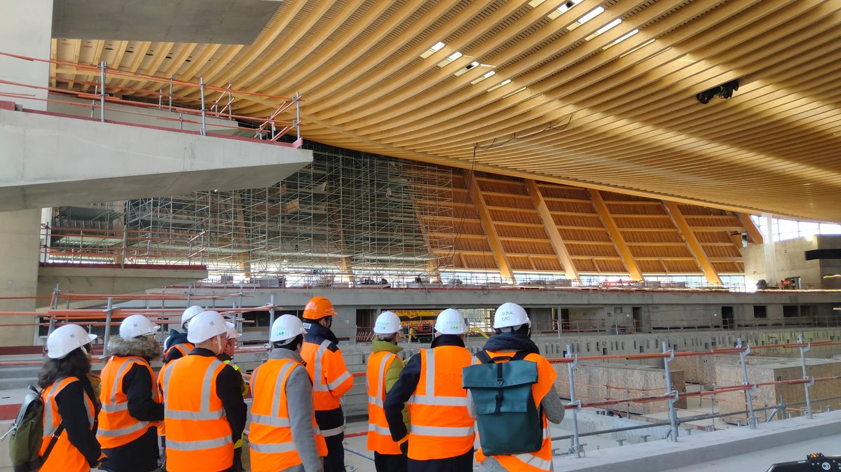 Bertrand_Dam's tweet photo. Ce matin @LinkCity invitait des collectivités du 93 à visiter le centre aquatique olympique construit par @Bouygues_BatIDF pour la @GrandParisMGP  L'occasion de débattre des enjeux de la décarbonation dans la construction et de l'usage du bois ! https://t.co/qWhRSLFiw7