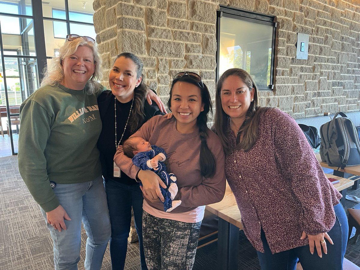 hmeerdinkclass's tweet photo. My incredible teammates meeting Miss Miliyana.❤️ @CarmenMaleli https://t.co/7JES7A79iG