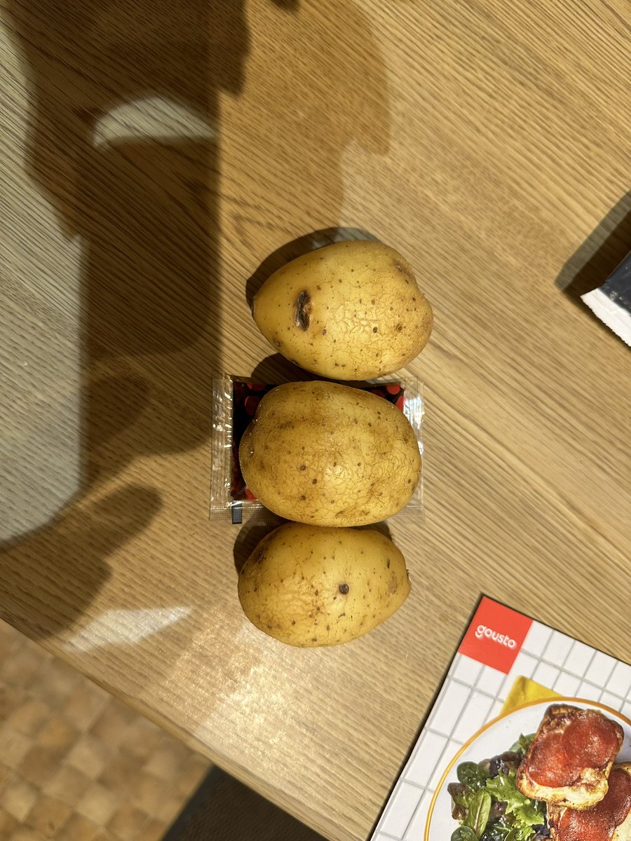 Warebird69's tweet photo. @goustocooking the size of the potato’s in this weeks box is embarrassing, there sat on a 15ml sachet of vinegar. Looks like one of us is going hungry tonight 😡 https://t.co/T6QwokgjLX