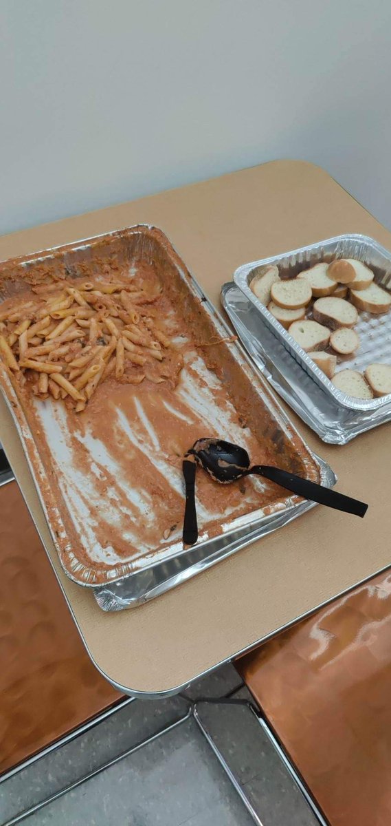 RynginG's tweet photo. The moment when you're about to buy some food on your lunch break and you see your favorite food waiting to be devoured... ❤️🥹

(I know I'm blessed to be working...)

#savingmoney
#bakedziti
#officework https://t.co/tlve5bO4Ck