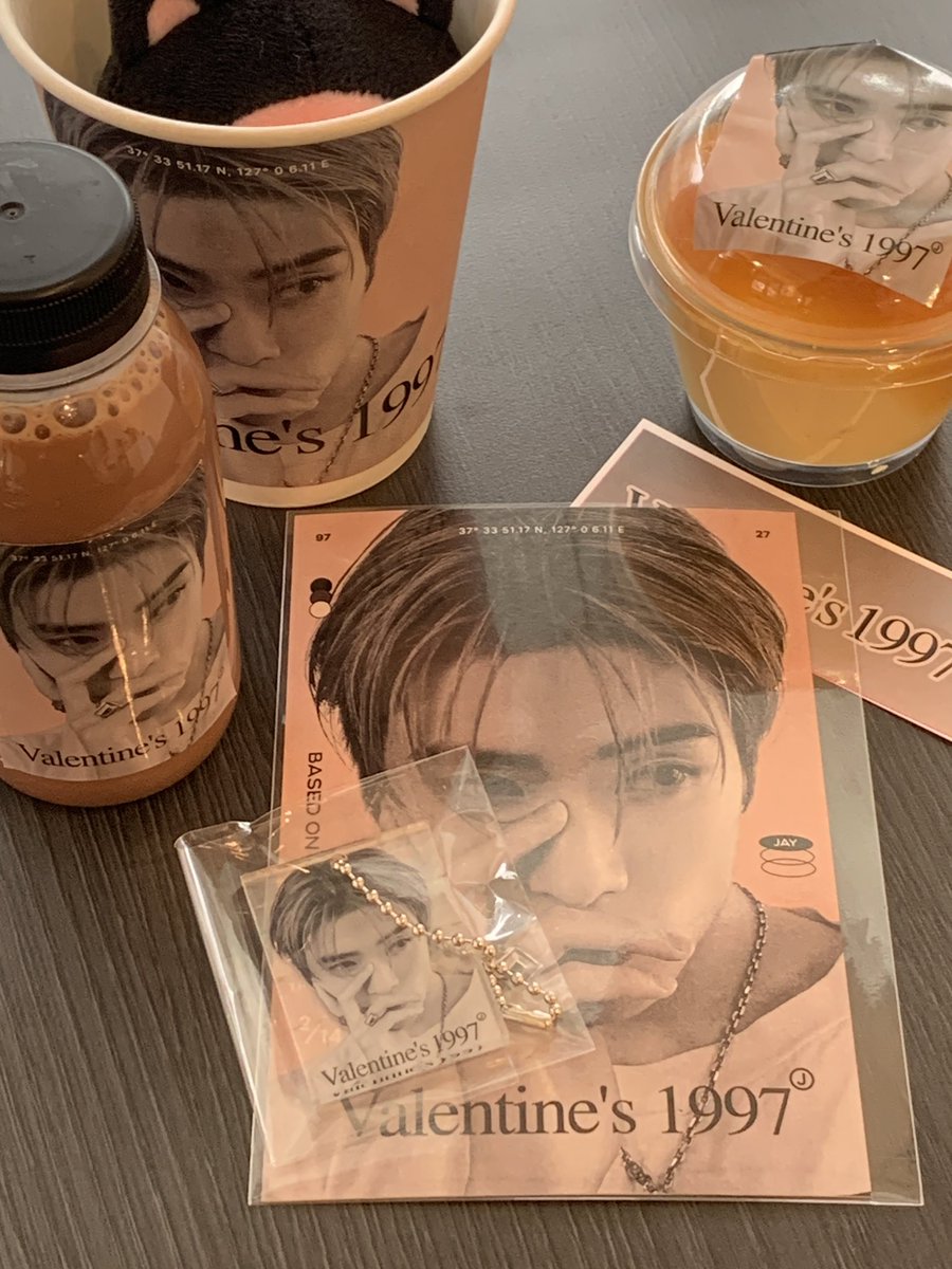 Ourloveis_0214's tweet photo. 📍카페 무아상

 #The_Valetines_1997  
푸딩 진짜 넘넘 맛있고 카페 분위기 가장 취향저격…🫶🖤🤍 
하 그리고 키링 너무 예뻐 증말 기절이야기절!👁️🫦👁️♡ https://t.co/1vEIuXQpOk