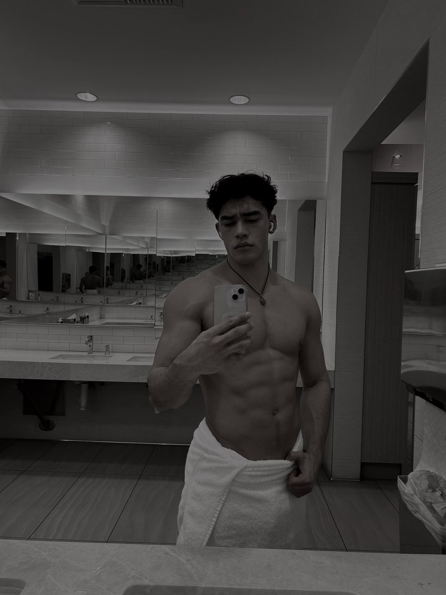 𝗟𝗲𝗼 𝗟𝗮𝘂𝗿𝗲𝗻𝘁

King of The Forest , College Student , Photography Major , Model , Wolf Shifter , Alpha , Pack Leader , Football Player , Quarterback