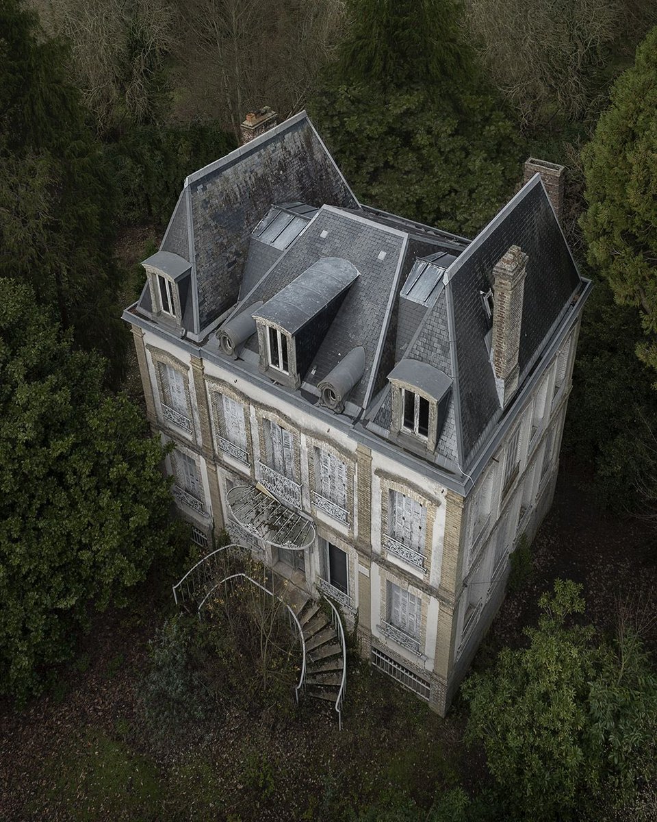 What wonders wait inside? 😯 🧞

#abandoned
#abandoned_nordic
#urbex
#photography

@tanja_palmunen