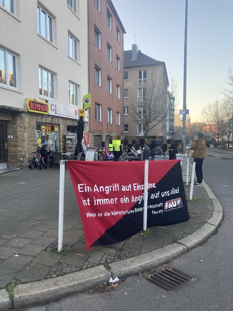 AachenFau's tweet photo. Wir hatten heute eine starke Kundgebung vor dem #CipressoKiosk, um die ausstehenden Löhne einzufordern. Wir konnten mit Anwohner:innen ins Gespräch kommen. Uns wurde von 2 anderen Fällen berichtet, wo Mitarbeiterinnen mies behandelt wurden. Der Arbeitgeber hat sich nicht 1/2 https://t.co/tGfPWBm5Au