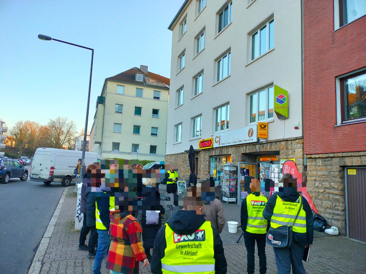 AachenFau's tweet photo. Wir hatten heute eine starke Kundgebung vor dem #CipressoKiosk, um die ausstehenden Löhne einzufordern. Wir konnten mit Anwohner:innen ins Gespräch kommen. Uns wurde von 2 anderen Fällen berichtet, wo Mitarbeiterinnen mies behandelt wurden. Der Arbeitgeber hat sich nicht 1/2 https://t.co/tGfPWBm5Au