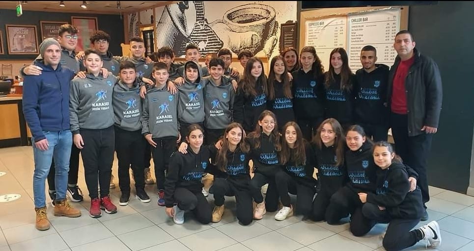 Son fotoğraf...
Gazimağusa TMK voleybol kafilesinin bu fotoğrafı,  depremden saatler önce evladı da takımda olan bir baba tarafından çekildi ve paylaşıldı. Fotoğraftaki bu pırıl pırıl  çocukların hiçbiri İsias Otel'in enkazından kurtulamadı. Hesabını sormak boynumuzun borcudur.