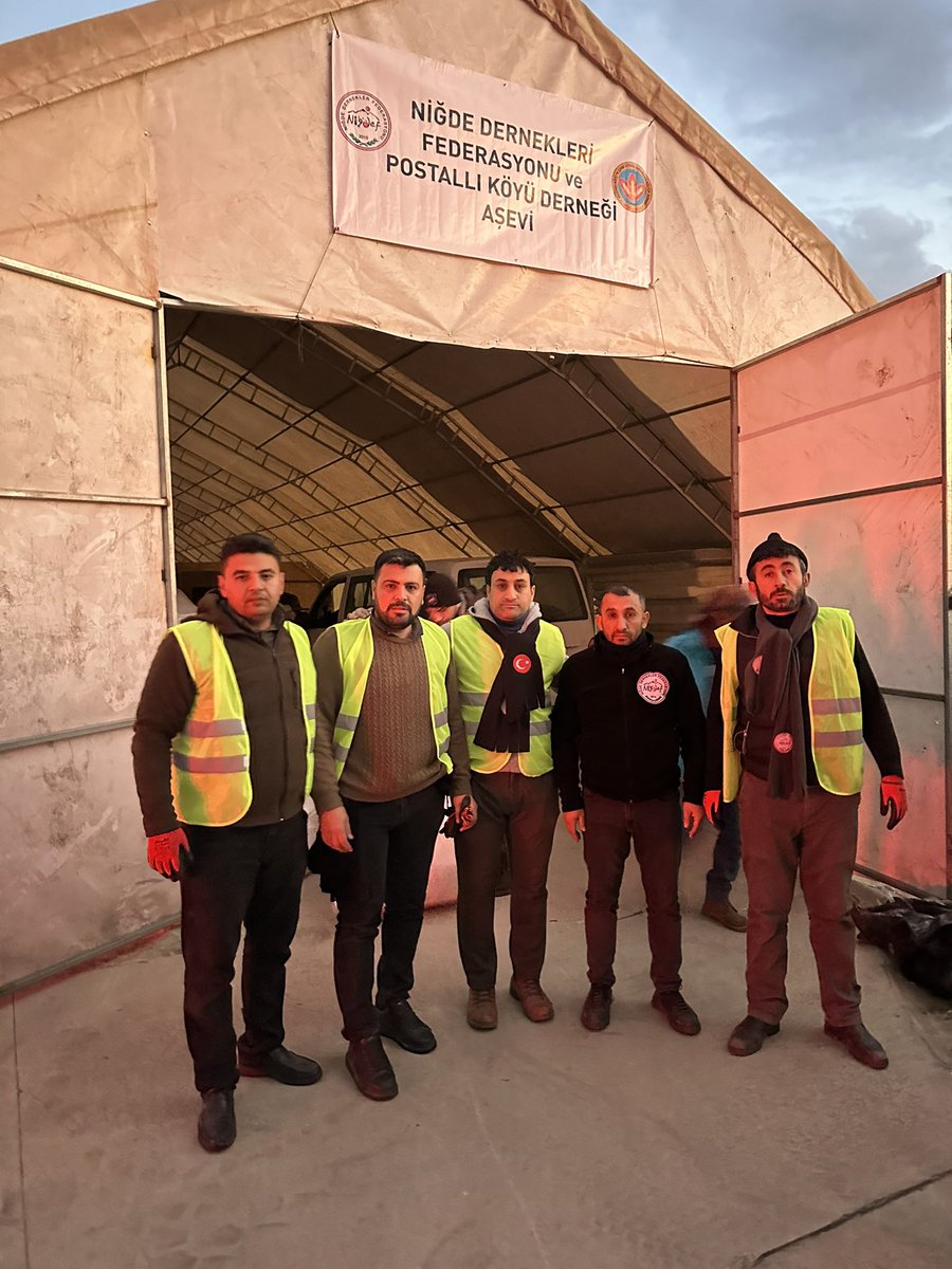 Dmr51Soner's tweet photo. @ugurarslanvip Burası senin özür dilerken bile ayrıştırdığın Niğde’lilerin doğduğun yer olan Hatay Eğitim Araştırma Hastahanesinde kurduğu 24 saate yakın ortalama 1,500 kişiye sıcak yemek yaklaşık 500 kişiye barınma hizmeti veren yer lakin senin gibi popülarite için kullanacak değiliz https://t.co/B3MvA20IkE