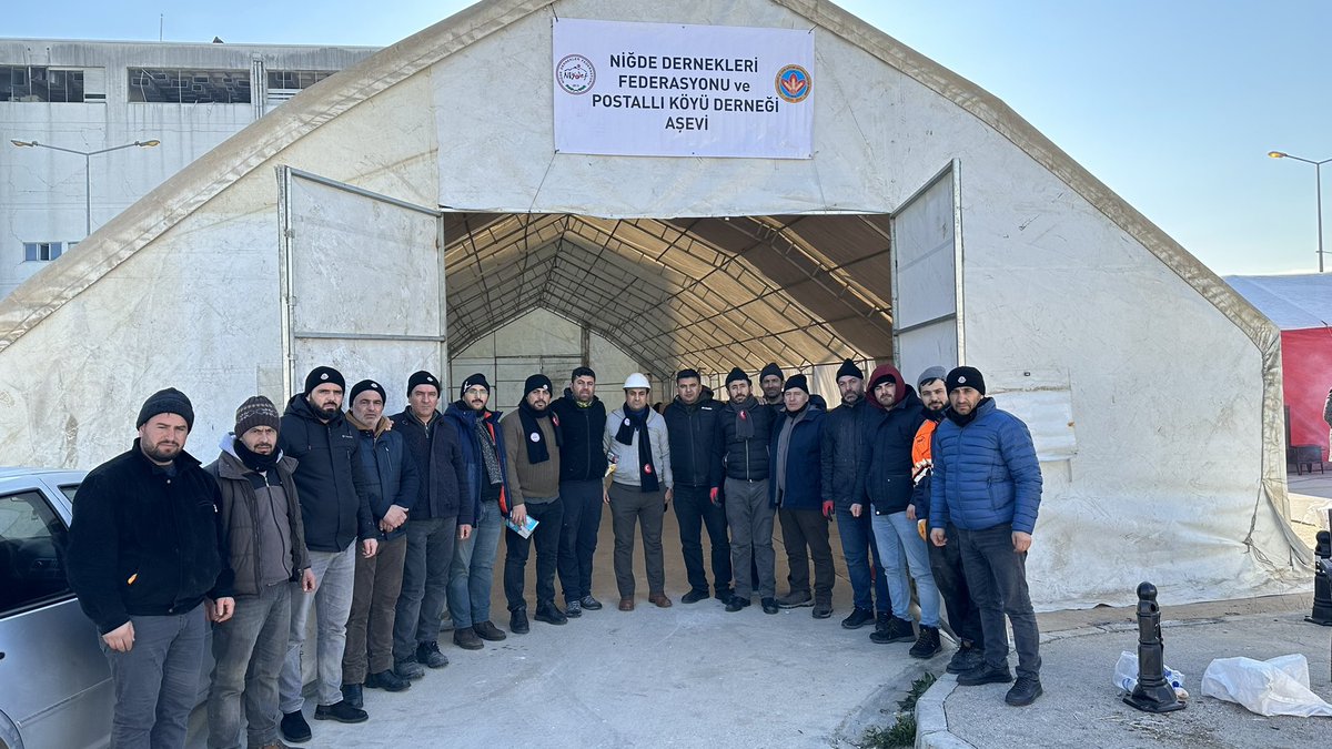 Dmr51Soner's tweet photo. @ugurarslanvip Burası senin özür dilerken bile ayrıştırdığın Niğde’lilerin doğduğun yer olan Hatay Eğitim Araştırma Hastahanesinde kurduğu 24 saate yakın ortalama 1,500 kişiye sıcak yemek yaklaşık 500 kişiye barınma hizmeti veren yer lakin senin gibi popülarite için kullanacak değiliz https://t.co/B3MvA20IkE