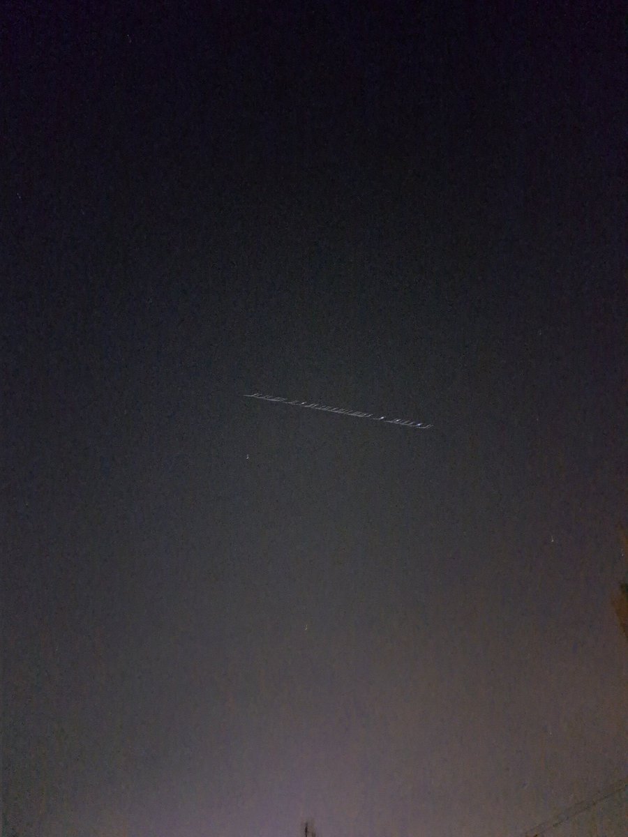 LariOrenga's tweet photo. Por fin hoy hemos conseguido ver el tren de satélites Starlink de SpaceX. La foto es muy mala pero en directo ha sido espectacular. https://t.co/uku4pP1hpo