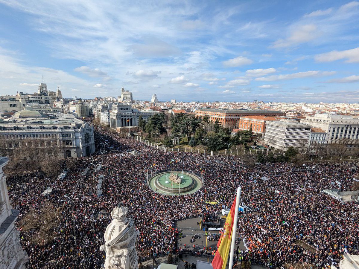 c_magro's tweet photo. Ayer hubo una gran manifestación por la #sanidadpública en Madrid. La pregunta es por qué no pasa algo así en educación, ¿por qué es imposible imaginar una manifestación a favor de la educación pública? Es más ¿por qué es imposible siquiera una manifestación por la educación?🧵👇 https://t.co/67ASwjwYYt