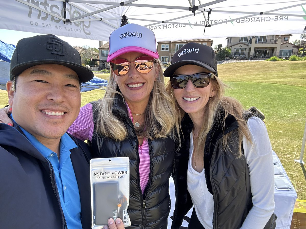 Kaleoiini's tweet photo. So awesome!! Gobatri (bomb AF phone charger 😍😍😍) great way to start @shure golf tournament 🤙🏼 #avteeps https://t.co/c2Fj5p3etx