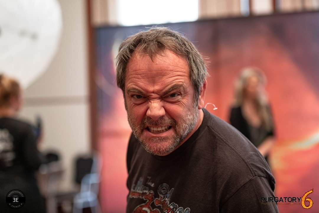 « Purgatory Conventions » where Mark Sheppard gives you the nicest smiles – at least most of the time 😂

★★ Entertainment Events 2023 ★★

➰️ Mortal Hunters 2 | 8.-9. April | 🔥 Purgatory 7 | 27-28 Mai | 🦋 Dragonfly in Amber | 25.-26. November | purgatory-con.de