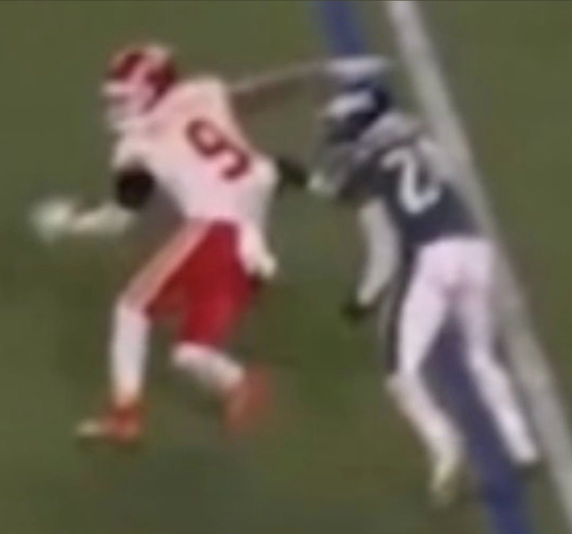 0xWade's tweet photo. @BlackyGotGame @DjidjohoJolann Ça c’est la faute. Holding, c’est interdit. Le joueur lui meme a reconnu avoir fait la faute. À savoir que les eagles ont eu énormément de call favorables durant le match. https://t.co/yxmyX9eA78