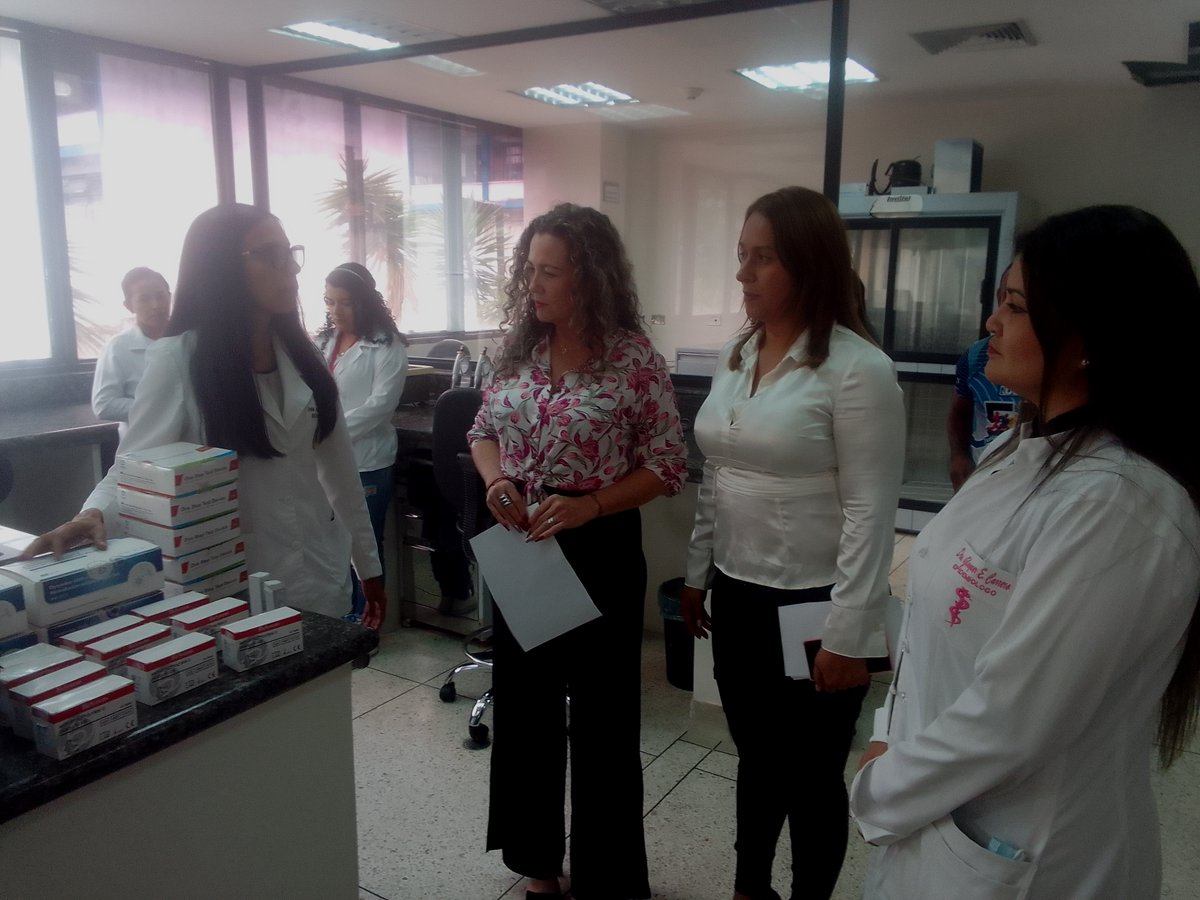 IpasmeSC's tweet photo. Con la reactivación del Servicio Bioanálisis (inmunología, uroanálisis y corproanalisis)
de @IpasmeSC se fortalece la atención del gremio docente para contribuir con su salud, enmarcado en el programa "Por Amor a mi Maestro", del  @MPPEDUCACION 

@_LaAvanzadora 
@FreddyBernal https://t.co/Y5ctgphcJU