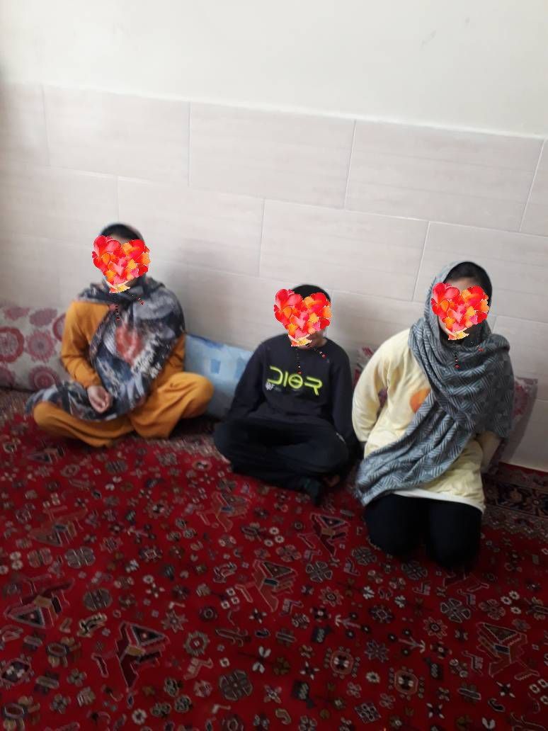 niikiikazemiii's tweet photo. پروانه ؛ پرستو و محمد پدرومادر ندارند . سرپرستشون عمشونه ؛ ویه جارو اجاره کرده براشون اما الان صاحبخونه جواب کرده؛ برای پول پیش و معیشت ماهیانه شدید درمضیقه هستن.
قبلا ما برای این بچها لباس خریدیم .
رفقا ممنون میشم ریت بزنید برسه دست جوانمردای تایملاین . https://t.co/MTDqDcvlnp