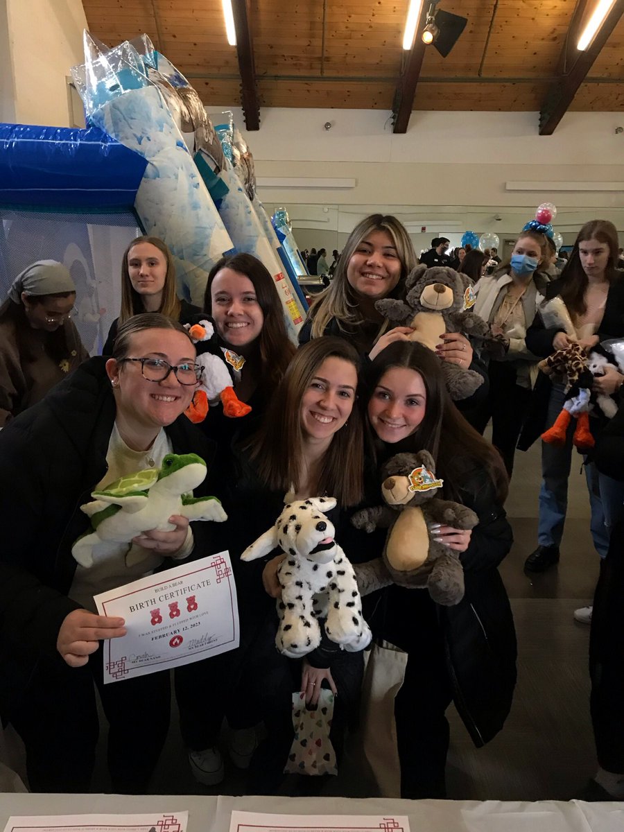 heatuhart's tweet photo. The Valentine’s Day Build-A-Bear Event had such an overwhelming turnout and we could not be more thankful for all who came! ❤️‍🔥 We sold out all of our furry friends in a little over an hour, a record! 🧸
#heatuhart #buildabear https://t.co/SSYUj5BdCa