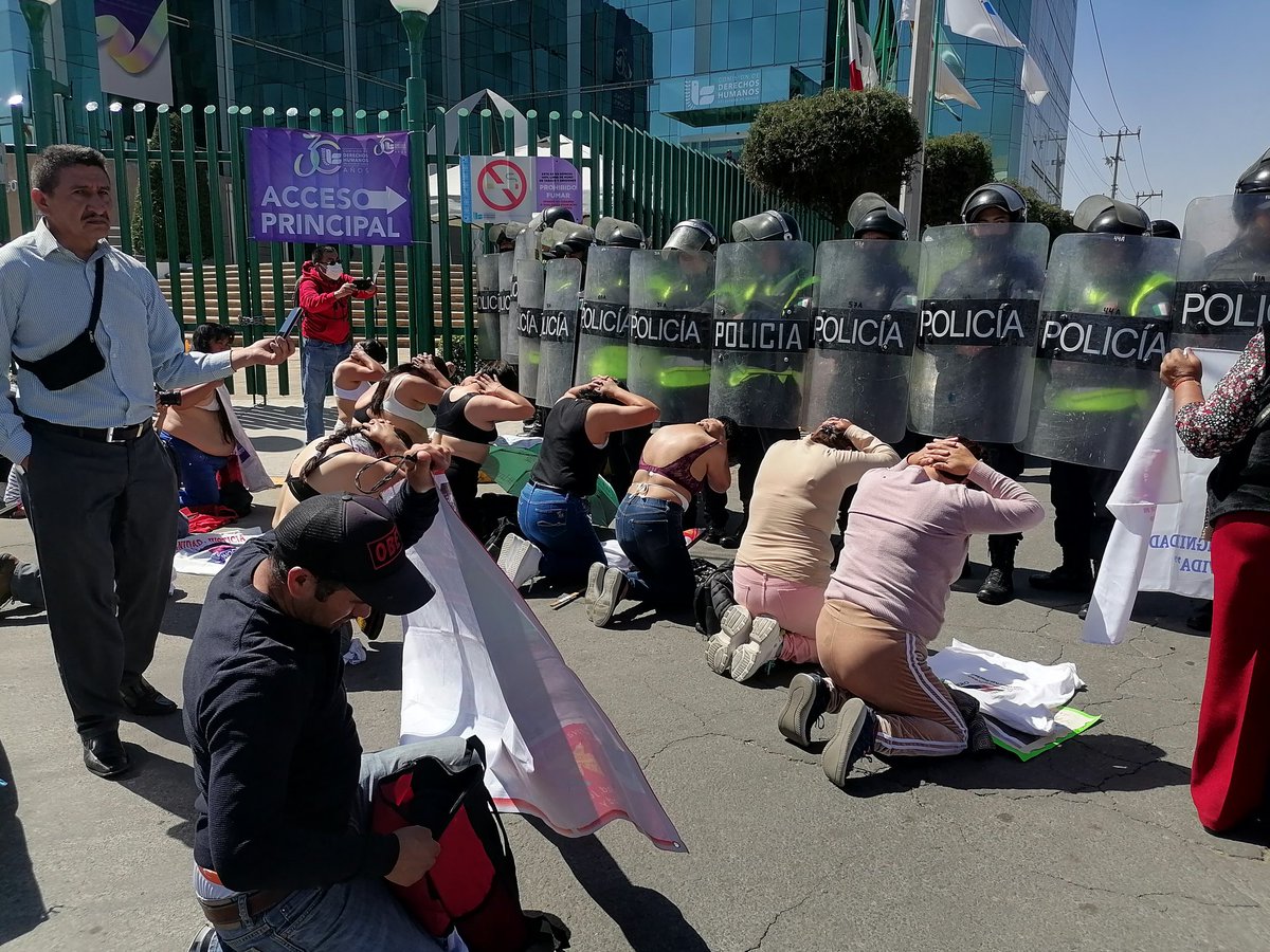 laraduquea's tweet photo. Mientras la clase política celebra a la @CODHEM, afuera la @SS_Edomex del gobernador @alfredodelmazo haciendo lo que le han hecho durante una larga noche de 100 años al pueblo mexiquense.

Por eso #CodhemNoMeDefiende
Por eso desde los pueblos refundaremos el #Edomex https://t.co/r2Z7F4Gm2e