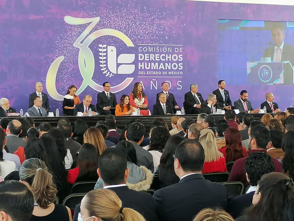 laraduquea's tweet photo. Mientras la clase política celebra a la @CODHEM, afuera la @SS_Edomex del gobernador @alfredodelmazo haciendo lo que le han hecho durante una larga noche de 100 años al pueblo mexiquense.

Por eso #CodhemNoMeDefiende
Por eso desde los pueblos refundaremos el #Edomex https://t.co/r2Z7F4Gm2e
