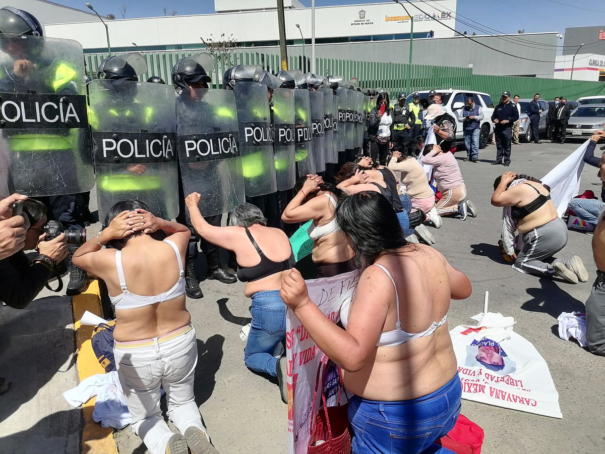 laraduquea's tweet photo. Mientras la clase política celebra a la @CODHEM, afuera la @SS_Edomex del gobernador @alfredodelmazo haciendo lo que le han hecho durante una larga noche de 100 años al pueblo mexiquense.

Por eso #CodhemNoMeDefiende
Por eso desde los pueblos refundaremos el #Edomex https://t.co/r2Z7F4Gm2e