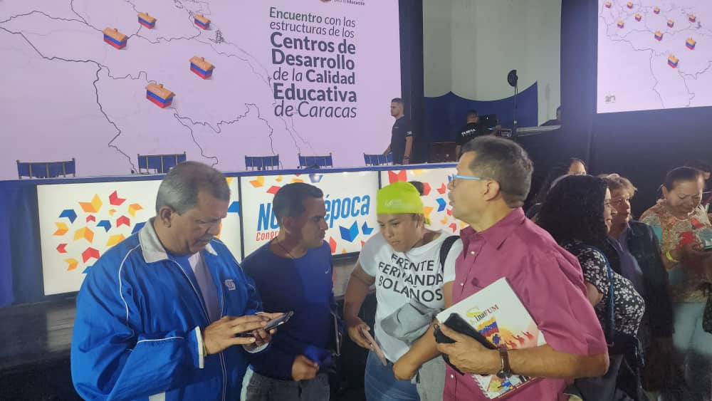 arthur0002's tweet photo. #13DeFeb Desde la escuela Miguel Antonio Caro acompañamos al Viceministro y Pdte de la Cnae @pedrodiazg59  en el encuentro con las estructuras de los Centros de Desarrollo de la Calidad Educativa de Caracas.
#JuventudIntegraciónYPaz

@NicolasMaduro 
@_LaAvanzadora https://t.co/zF3JlUwt2m