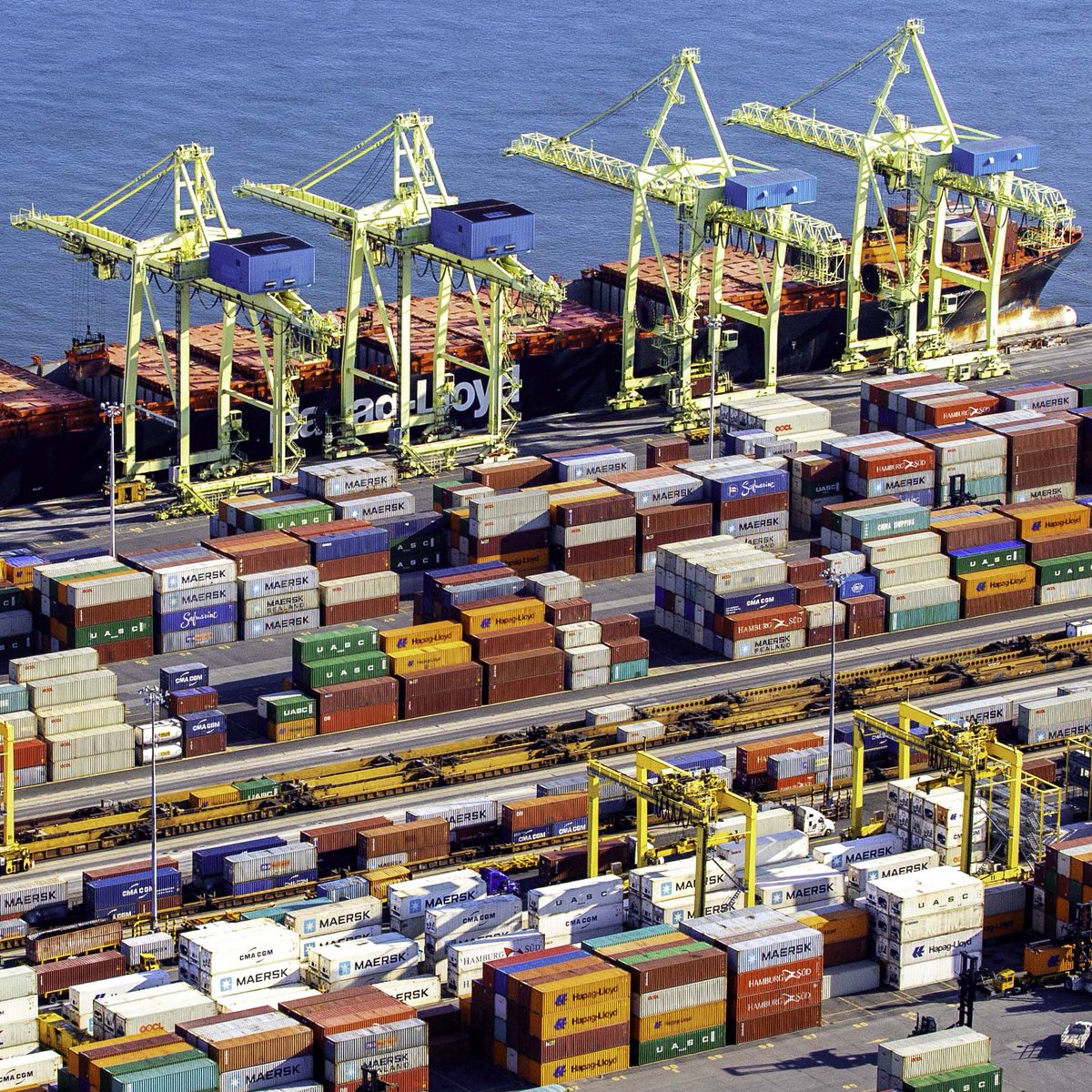 Une augmentation de 10 000 emplois en une décennie, des retombées économiques de 8,7 milliards $ et une hausse marquée du #transportmaritime : l'étude réalisée par KPMG démontre l'importance sociale et économique du #transport et de la #logistique. bit.ly/3Xu3J9U