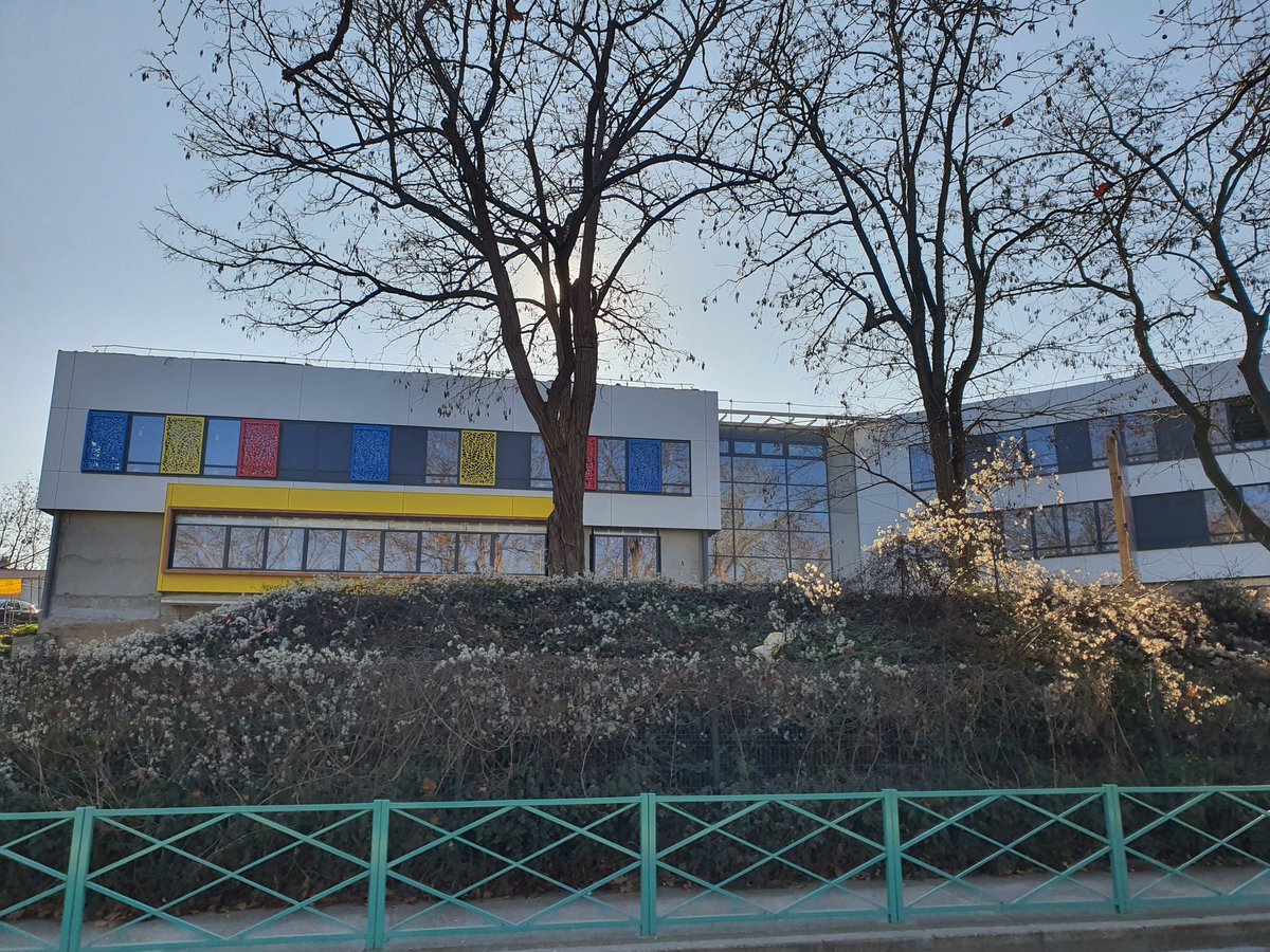 Yannick_Porte93's tweet photo. Incroyable transformat°
Le clg Sisley se pare de nlles couleurs lors de sa rénovat° actuelle pr accueillir les prochains sixièmes, ainsi que les élèves actuels. Le CD93 ainsi que la DSDEN93 créent un cadre de vie favorisant le bien-être et l'épanouissement des élèves à la R2023. https://t.co/Ak7YNaJeEG