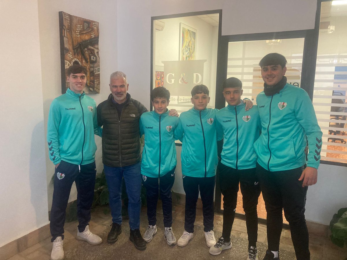 CanteraATQCF's tweet photo. Queremos dar las gracias a nuestros patrocinadores que colaboran en nuestro club. Hace unos días se pasaron los jugadores de nuestro Cadete A por varias empresas colaboradoras para poder mostrarles ese agradecimiento y que con su labor es todo un poco más fácil.
Mil Gracias https://t.co/97EzBpIaaU
