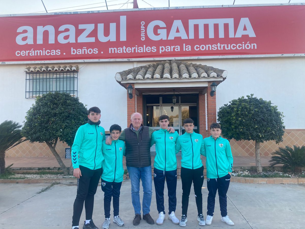 CanteraATQCF's tweet photo. Queremos dar las gracias a nuestros patrocinadores que colaboran en nuestro club. Hace unos días se pasaron los jugadores de nuestro Cadete A por varias empresas colaboradoras para poder mostrarles ese agradecimiento y que con su labor es todo un poco más fácil.
Mil Gracias https://t.co/97EzBpIaaU