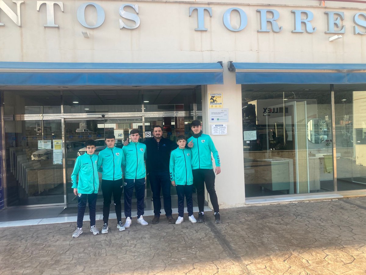 CanteraATQCF's tweet photo. Queremos dar las gracias a nuestros patrocinadores que colaboran en nuestro club. Hace unos días se pasaron los jugadores de nuestro Cadete A por varias empresas colaboradoras para poder mostrarles ese agradecimiento y que con su labor es todo un poco más fácil.
Mil Gracias https://t.co/97EzBpIaaU