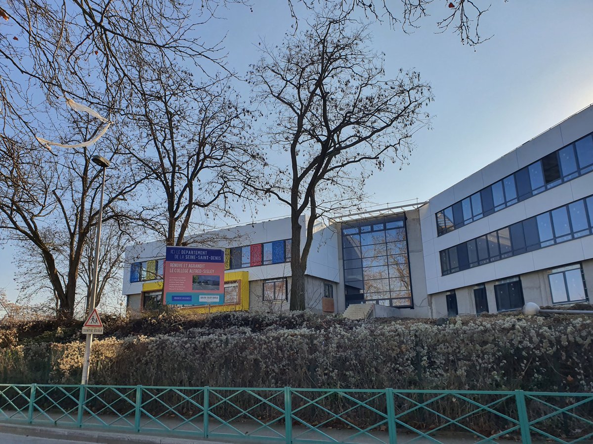 Yannick_Porte93's tweet photo. Incroyable transformat°
Le clg Sisley se pare de nlles couleurs lors de sa rénovat° actuelle pr accueillir les prochains sixièmes, ainsi que les élèves actuels. Le CD93 ainsi que la DSDEN93 créent un cadre de vie favorisant le bien-être et l'épanouissement des élèves à la R2023. https://t.co/Ak7YNaJeEG