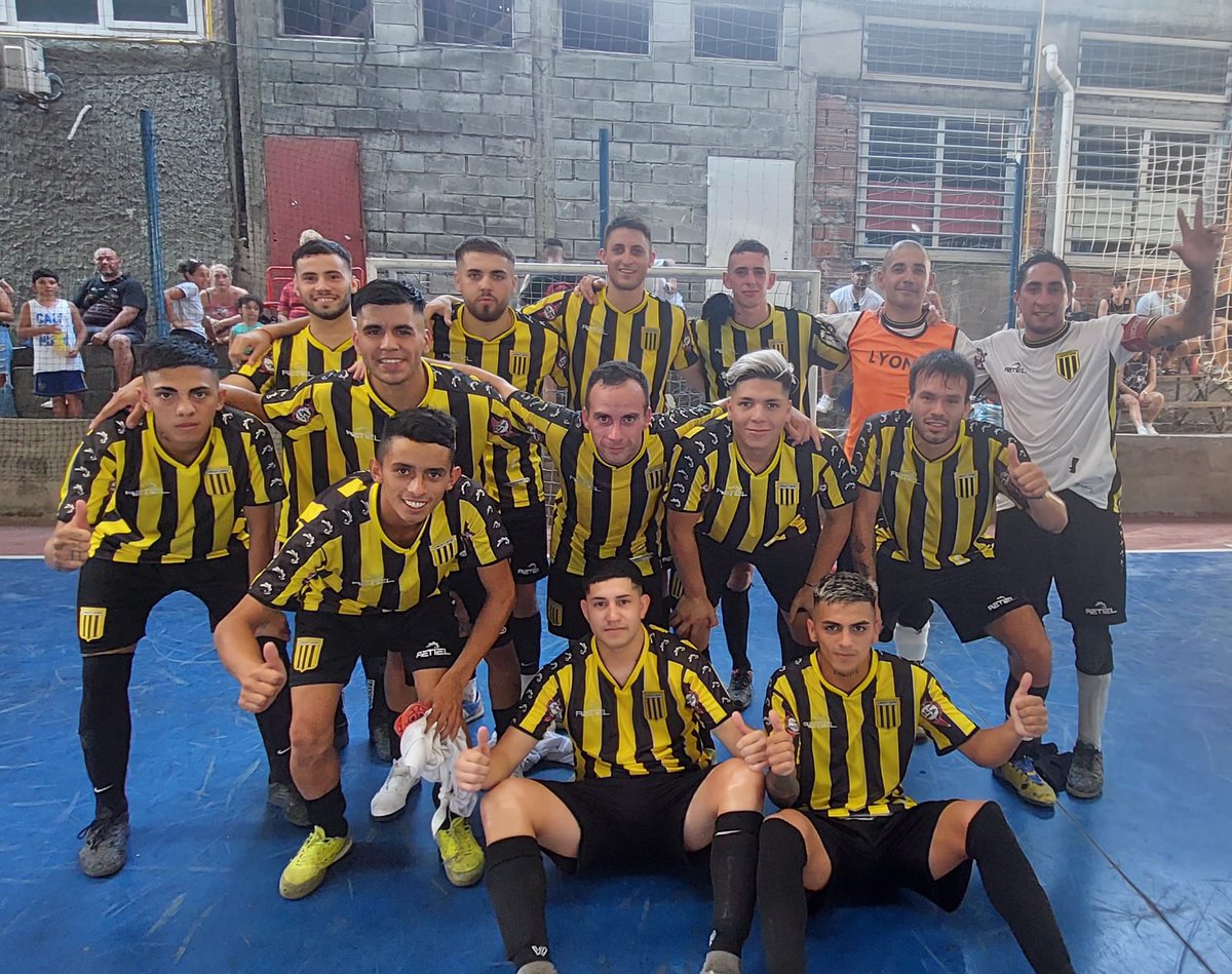 Club_AlteBrown's tweet photo. #Futsal | Los planteles superiores de Almirante debutaron en el Torneo de Verano ante Newpy con muy buenos resultados. La primera ganó 3 a 1 con goles dos goles de Matiás Merino y uno de Enrique Garcia. https://t.co/EdmOYvV2QI